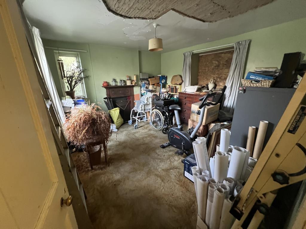 Lot: 16 - DETACHED THREE-BEDROOM COTTAGE FOR IMPROVEMENT WITH PLANNING FOR EXTENSION - General view of the dining room-reception 2
